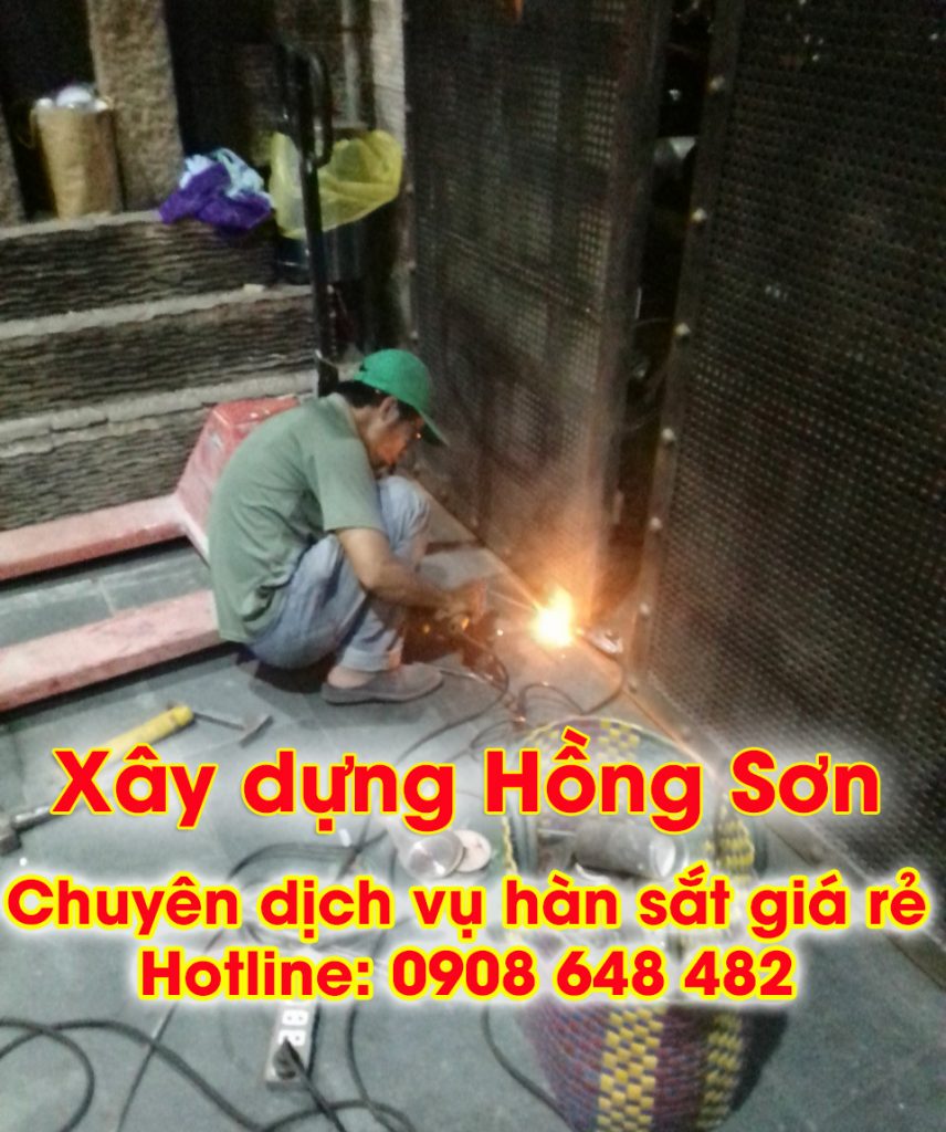 Thợ hàn sắt tại nhà Hồng Sơn