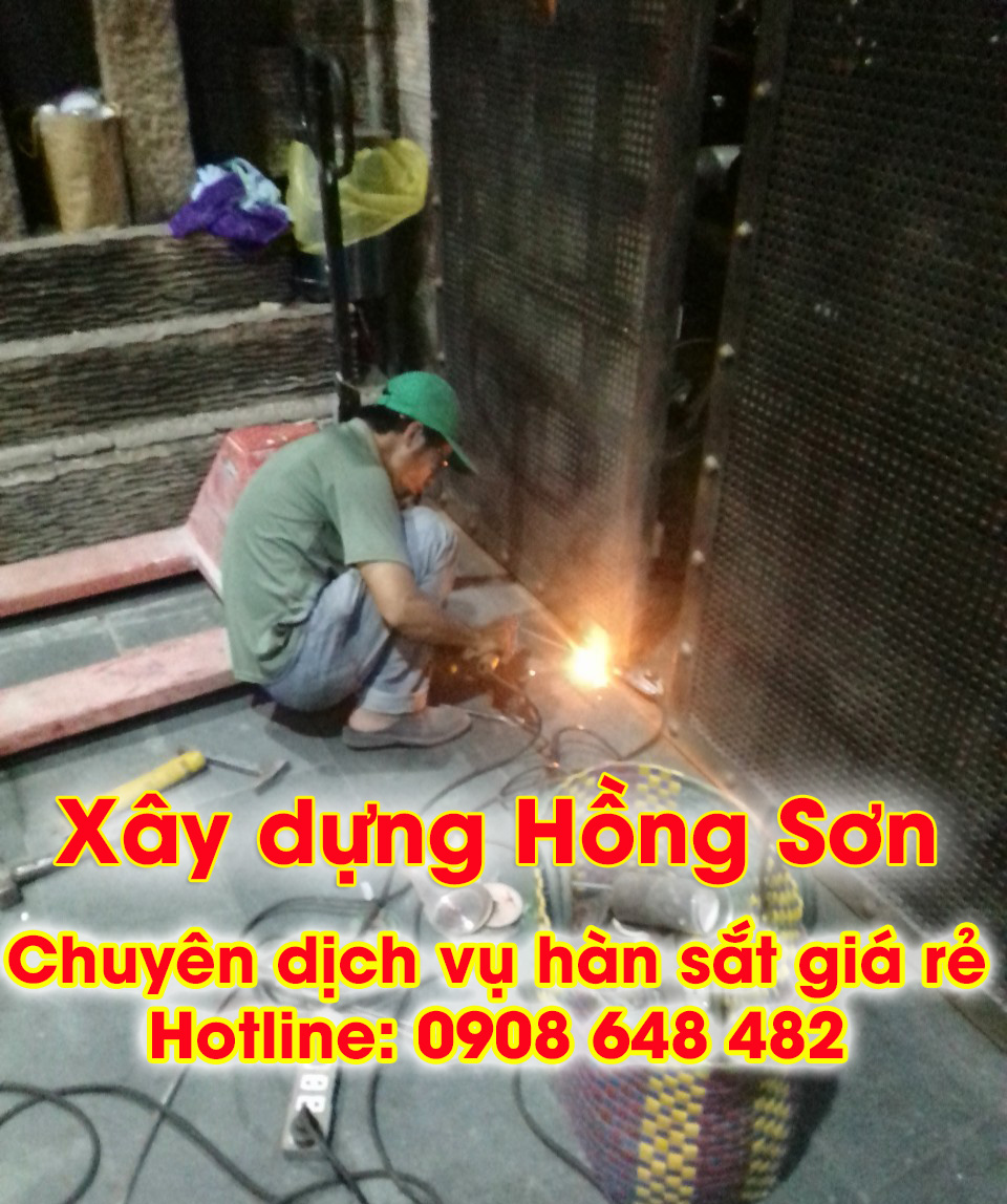 Thợ hàn sắt tại nhà Hồng Sơn